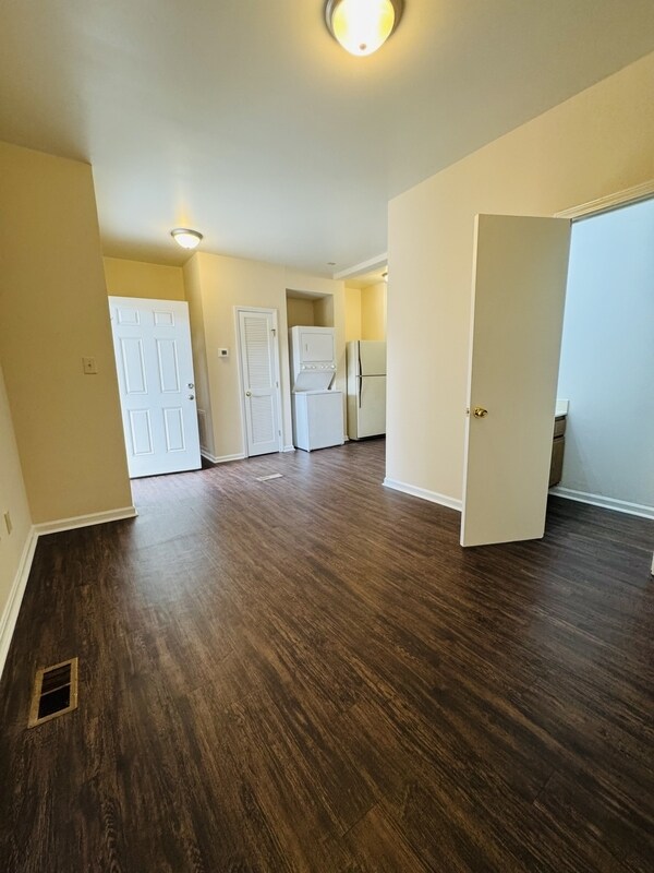 Building Photo - 1323 E 10th St