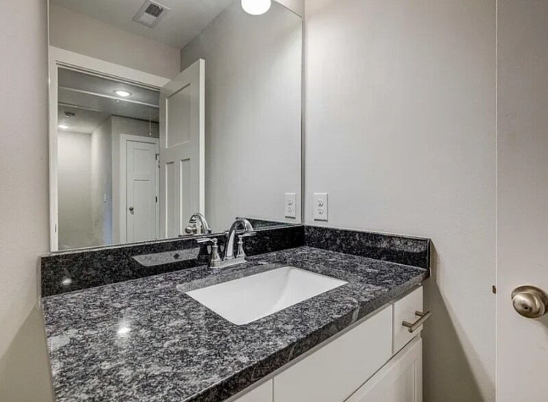 Building Photo - 2129 Bayport Ave