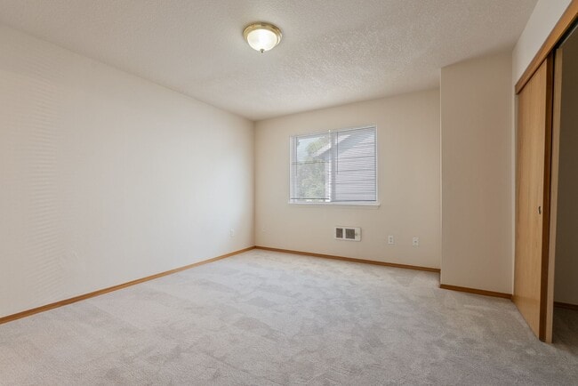 Building Photo - Spacious 2-Bedroom Duplex in SE Portland