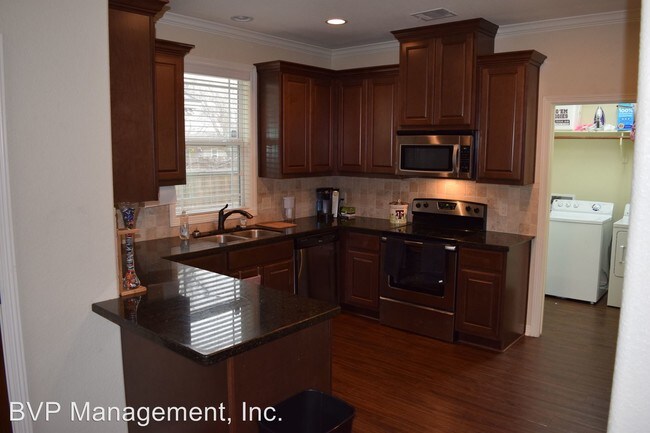 Building Photo - 4 br, 4.5 bath House - 208 Park Place