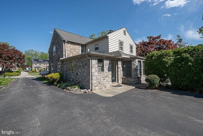 Building Photo - 714 Greythorne Rd