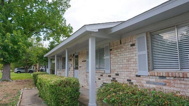 Building Photo - 1008 Wake Dr