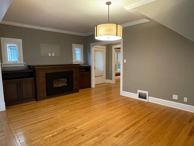 Building Photo - 831 Hayes Ave