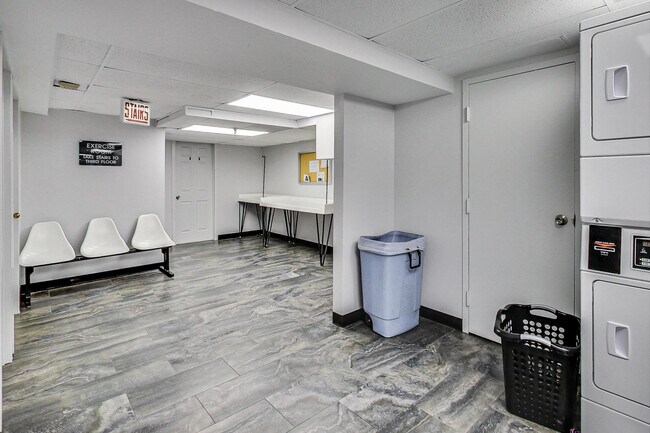 Building Photo - 1212 N La Salle Dr