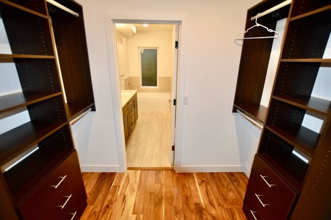 Building Photo - Gorgeous Eastlake Townhome - Stellar Locat...