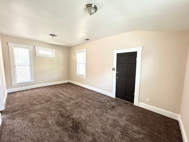 Building Photo - Old World Charm 2 bedroom / 1 bath