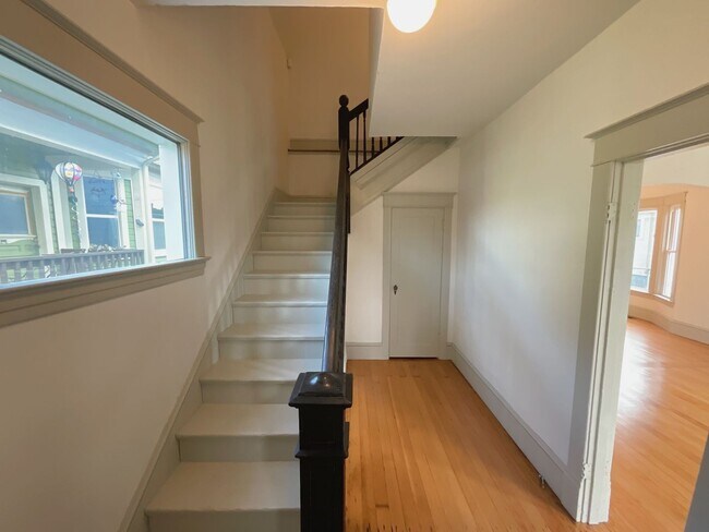 Building Photo - Stunning 3 Bedroom home in Everett