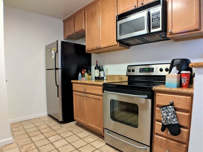 Building Photo - 2250 Monroe St