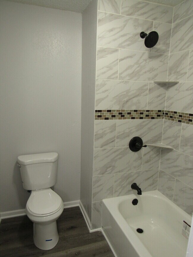 Building Photo - Cozy 2 bedrooms and 1.5 baths townhome located in Lee's Summit