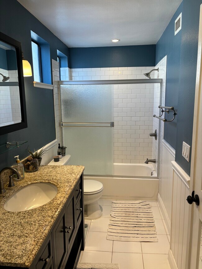 Building Photo - 10926 Bluffside Dr