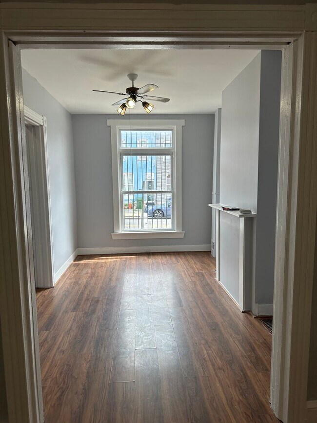 Building Photo - Spacious Rooms! Hardwood Flooring Througho...