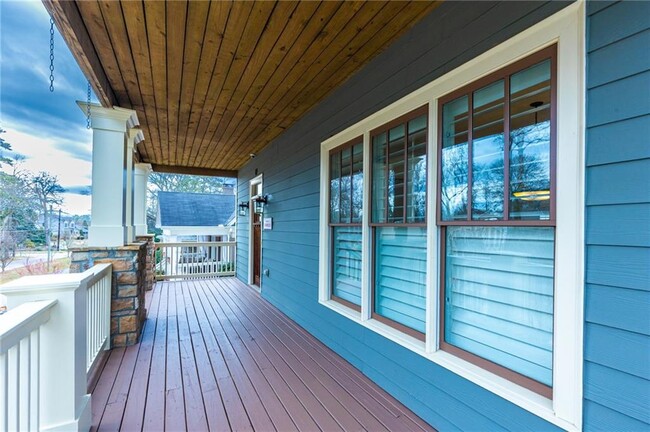 Building Photo - 2288 Oakview Rd NE