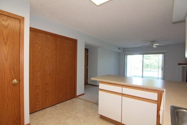 Building Photo - 2 Bedroom 1 Bath Condo in North Liberty!