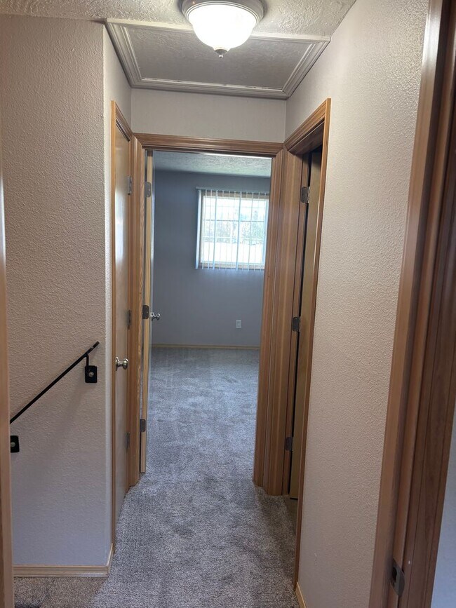 Building Photo - Pet-friendly Townhouse Near Parks and Downtown Newberg  Showings Start 4/2/26