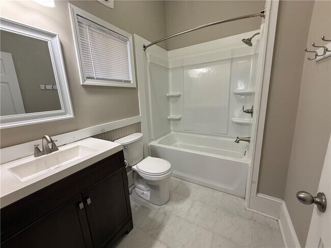 Building Photo - 2 Myrtle Dr