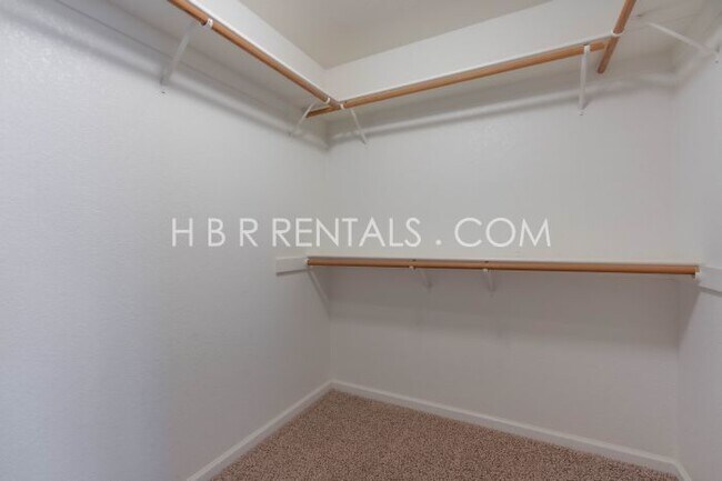 Building Photo - Move in Ready Beautiful 4 Bed Home in Tracy - Full Bed/Bath on 1st floor