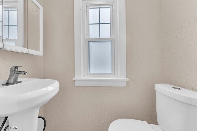 Building Photo - 15602 Walden Ave