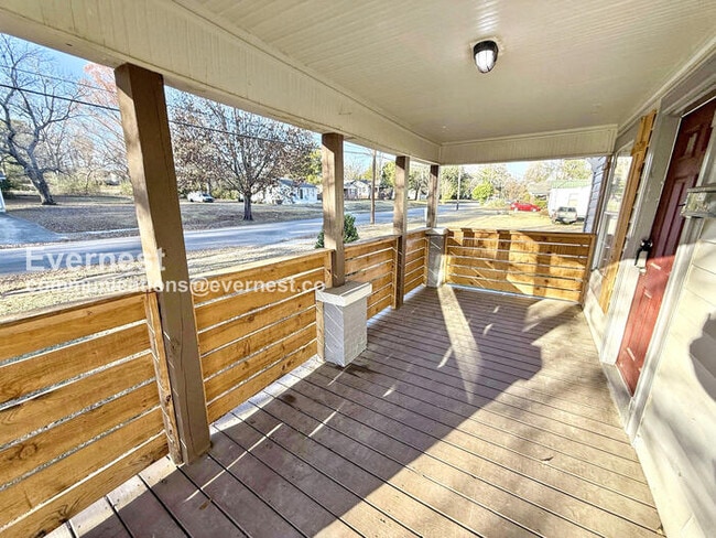 Building Photo - Limited Time Special Offer - Split your security deposit payment. 3 Bed/1 Bath Home with Fenced Y...