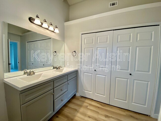 Building Photo - 410 Twin Oak Trail