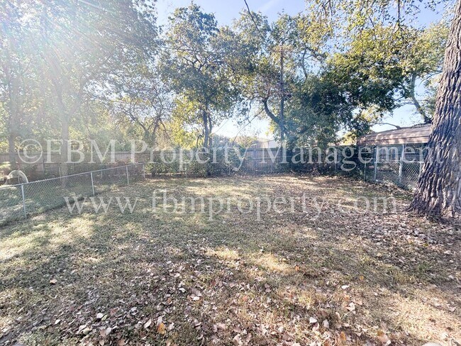 Building Photo - 105 Sunset Cir