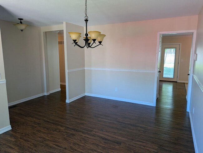 Building Photo - 3 bedroom 3 bathroom house with lots of extras
