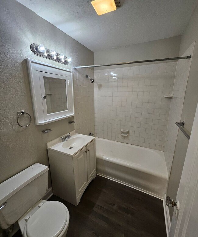 Building Photo - Stylish 2-Bedroom in Kansas City!