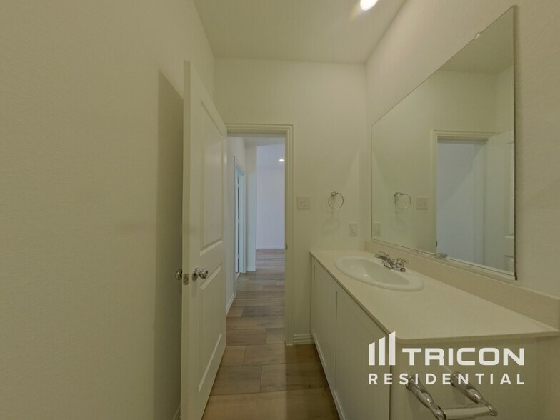 Building Photo - 509 Macdonald Wy