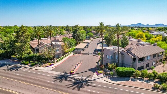 Building Photo - 2-bedroom 2 bath condo in Gated Community ...
