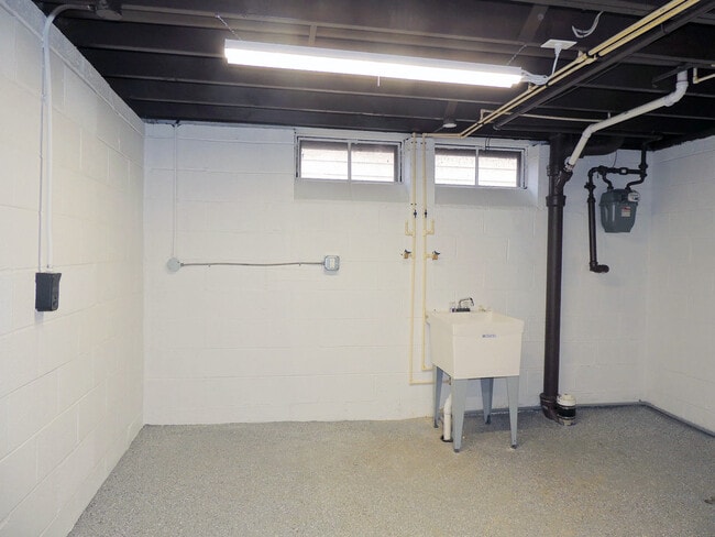 Building Photo - 3 Bed - 1 Full Bath Ranch for Rent