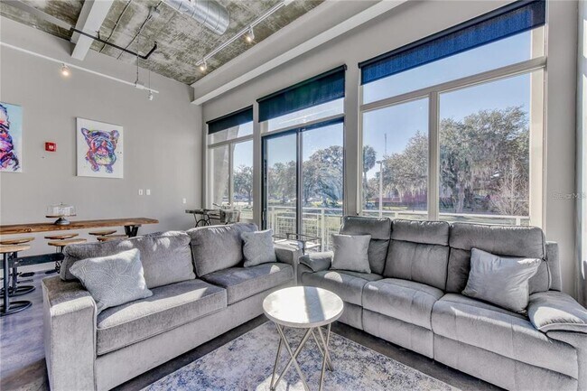 Building Photo - 302 SE Broadway St