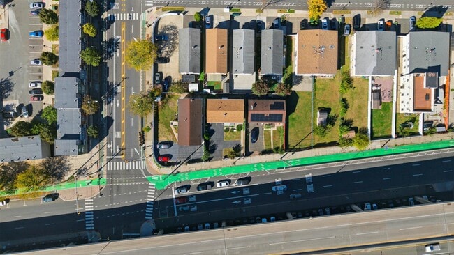 Building Photo - 87 Merseles St