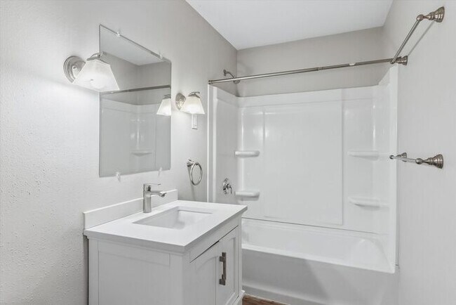 Building Photo - $1,750 | 3 Bedroom, 1 Bathroom Top Floor Duplex | No Pets | Available for Immediate Move-In!