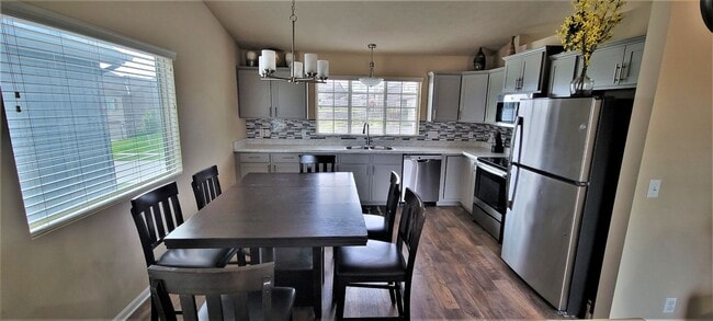 Building Photo - Must See Bennington Home!