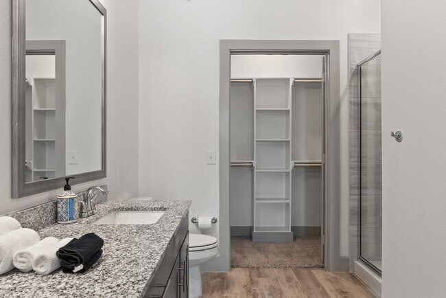 Building Photo - 12100 1/2 Ferrystone Glen Dr