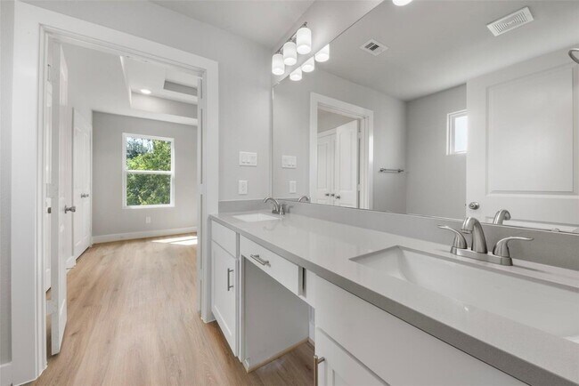 Building Photo - 1220 E 33rd St