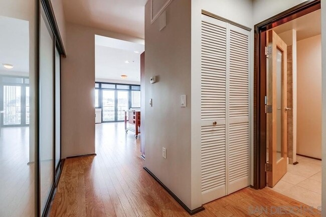 Building Photo - 2 bedroom downtown, 2 bath and 2 parking spaces.  View! (Solara Lofts)