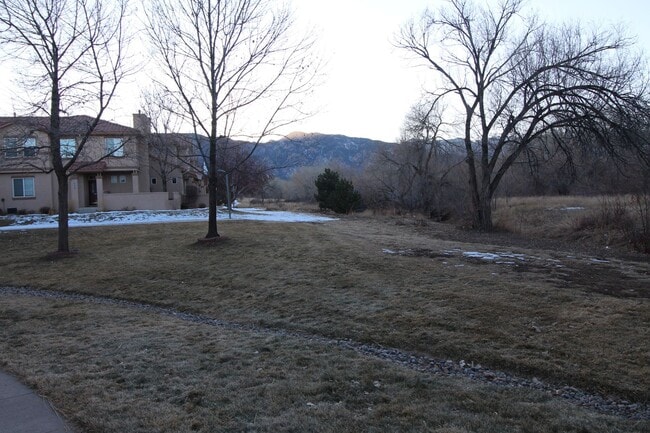 Building Photo - Beautiful 2bdrm 3 bath 2 car garage townhome