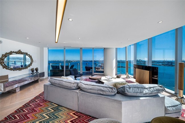 Building Photo - 700 NE 26th Terrace