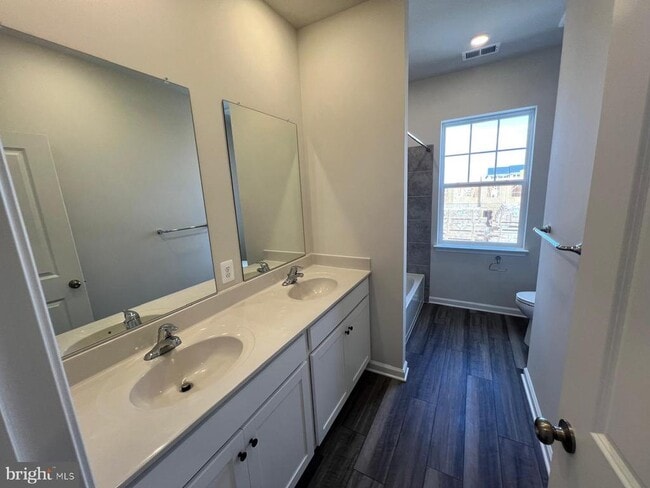 Building Photo - 400 Silver Birch Dr