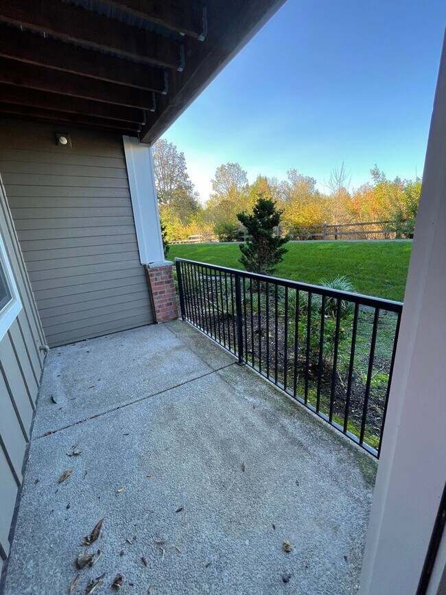 Building Photo - New 1BR Condo available in Bethany area