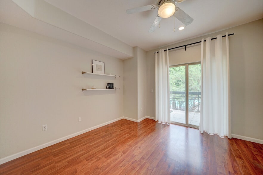 Bedroom with access to balcony - 435 W Rio Salado Pky