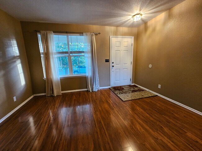 Building Photo - Fabulous 4 Bed Home Near Buckley Space Force Base