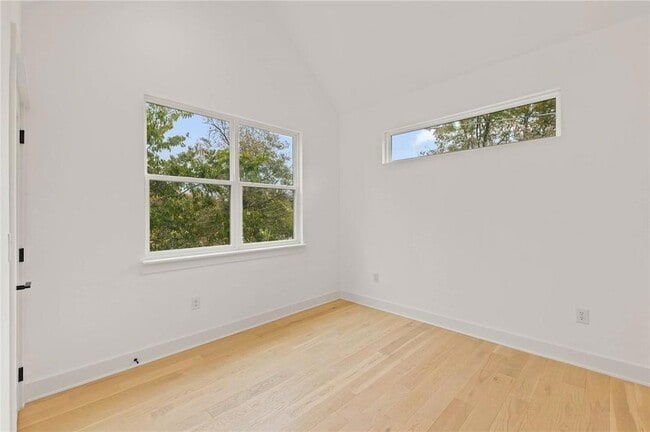 Building Photo - 3321 Hemlock Ave