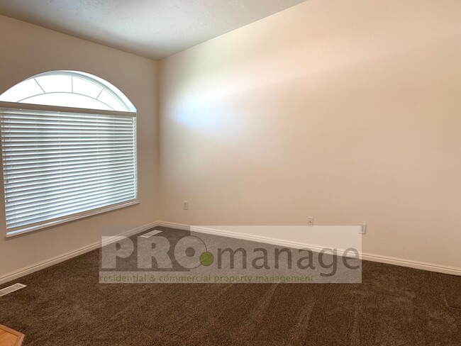 Building Photo - 2 Bed / 2 Bath Townhome w/ 2 Car Garage - ...