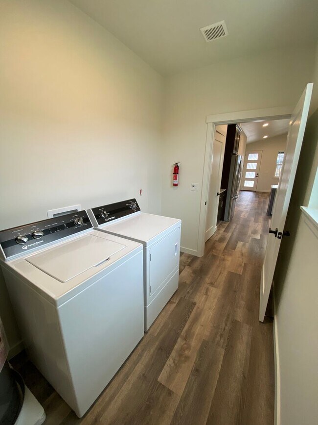Building Photo - 3 Bed, 3 Bath Beautiful Home!