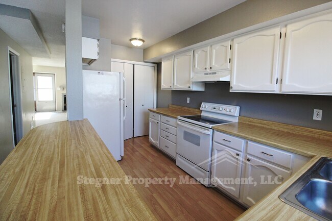 Building Photo - Fantastic Townhome
