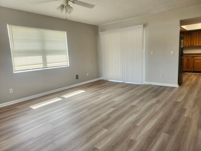 Building Photo - Cute 2/1 fenced duplex