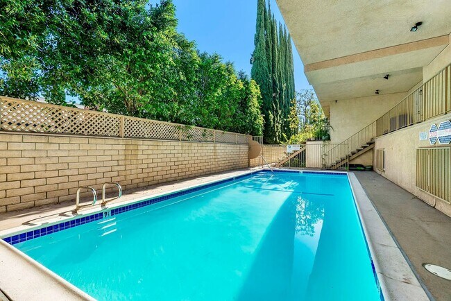 Building Photo - Beautifully Updated 3-Bedroom Tri-Level Condo with Bonus Room in Prime Chatsworth!