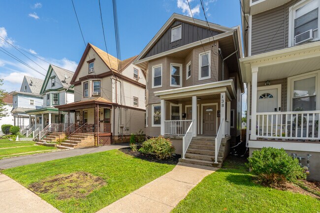 Building Photo - 136-138-138 Elm St