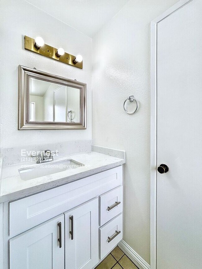 Building Photo - Lovely 2-Bed, 2-Bath Condo with Great Loca...